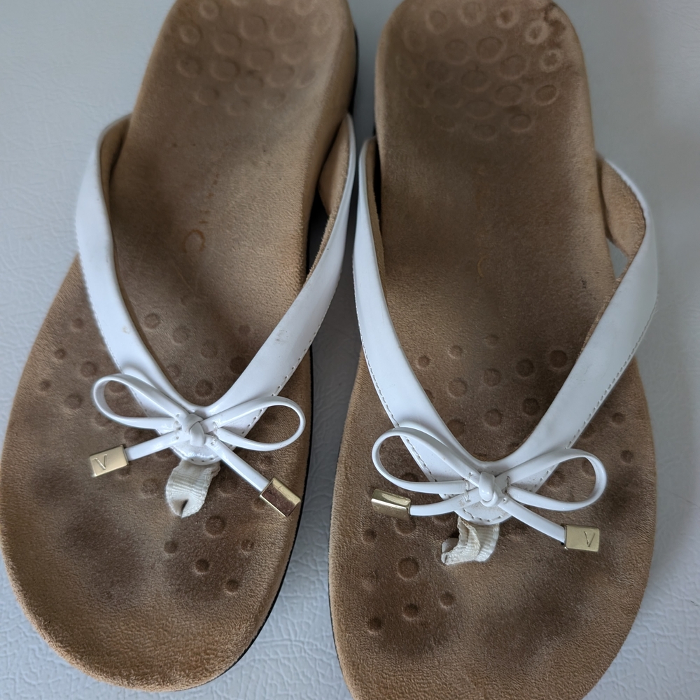 Abella White Bow Thong Sandals with Gold Accents